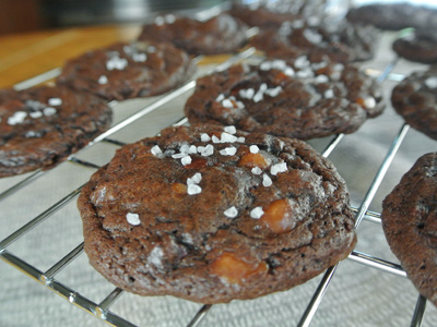 Salted-Dark-Chocolate-Caramel-Cookies-12