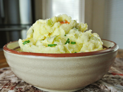 Green-Chile-and-Cheddar-Mashed-Potatoes-10