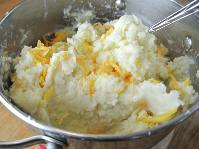 Green-Chile-and-Cheddar-Mashed-Potatoes-7