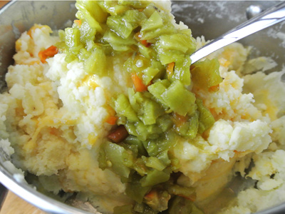 Green-Chile-and-Cheddar-Mashed-Potatoes-8